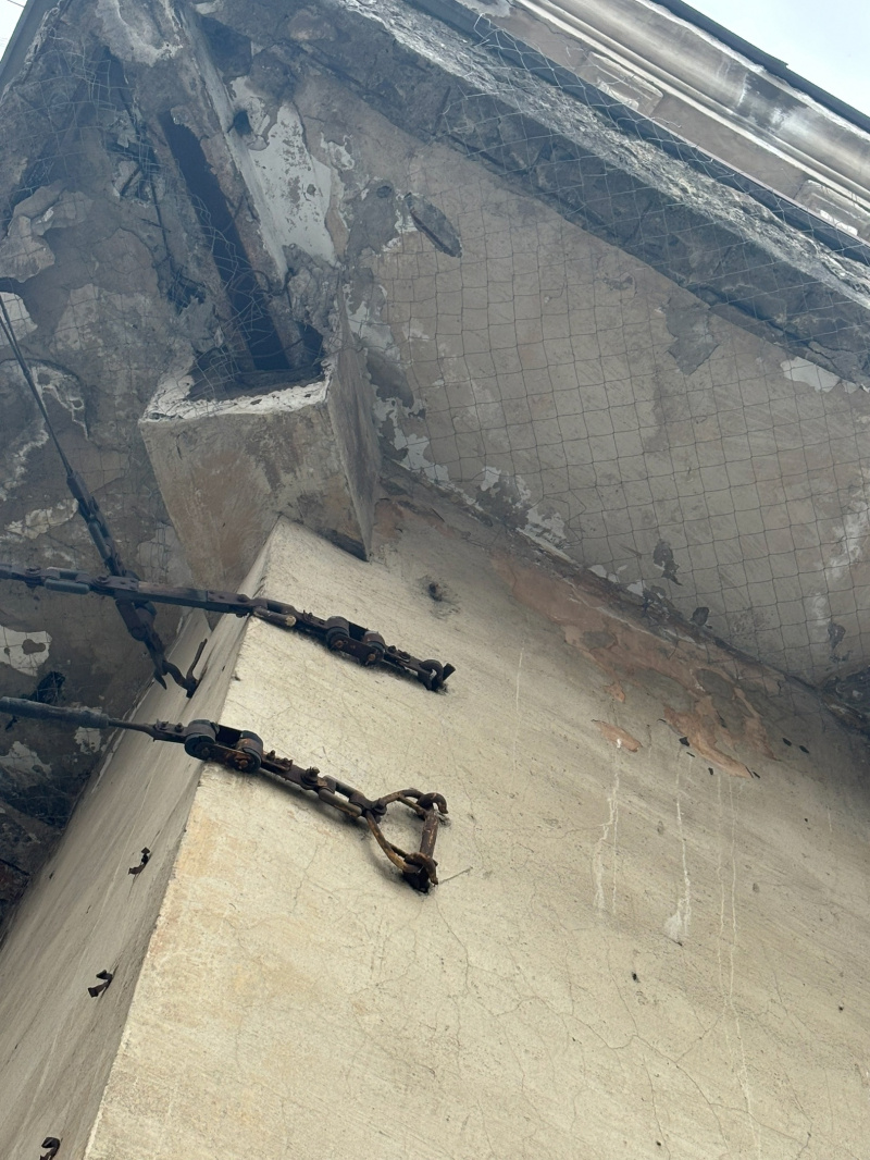    Опасный балкон свисает над тротуаром в Петрозаводске"Подслушано в ПТЗ|Петрозаводск" / VK