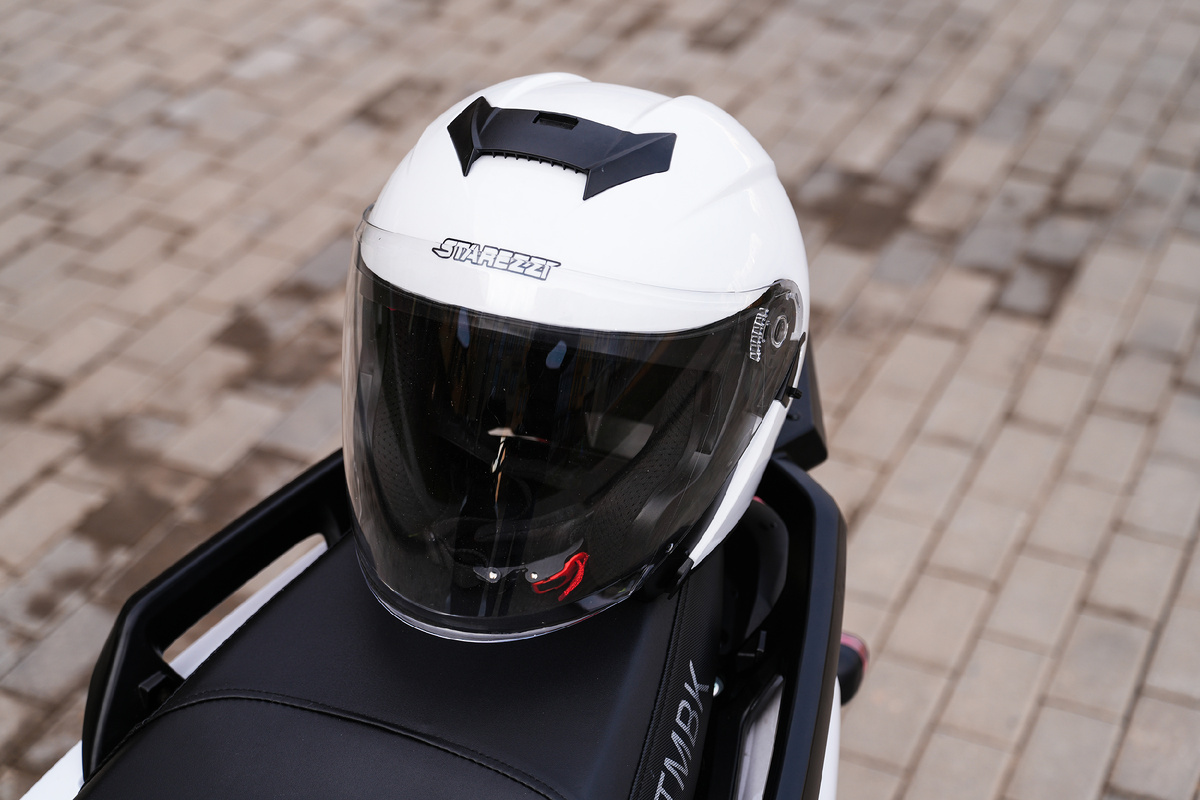Шлем STAREZZI Easy Rider White Glossy. Фото: М. Рябинин