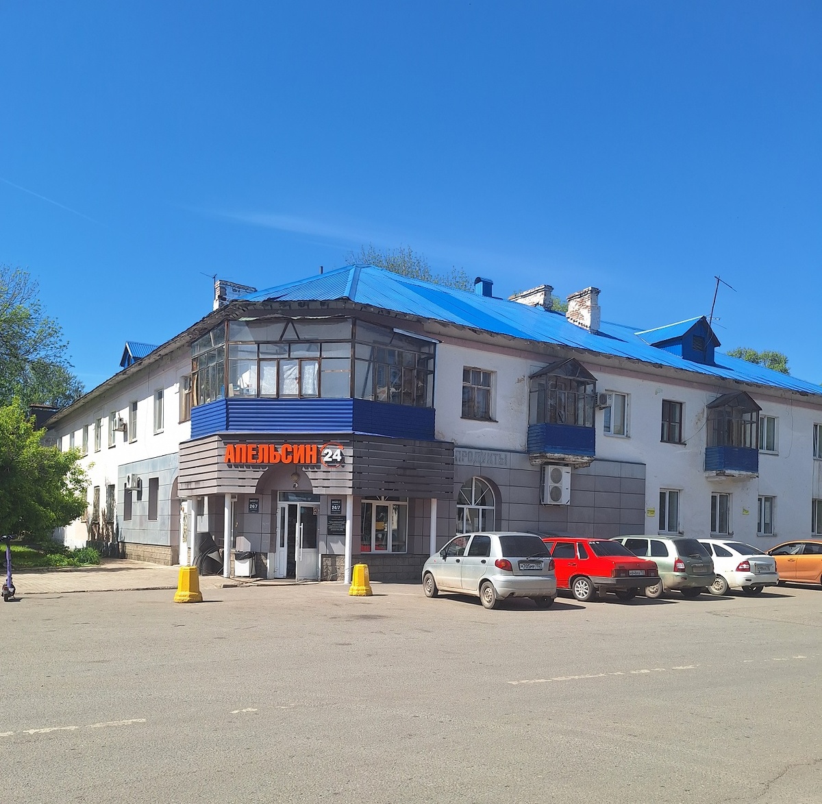 балкон был таким фантастическим. Ходили специално смотреть на цветы.