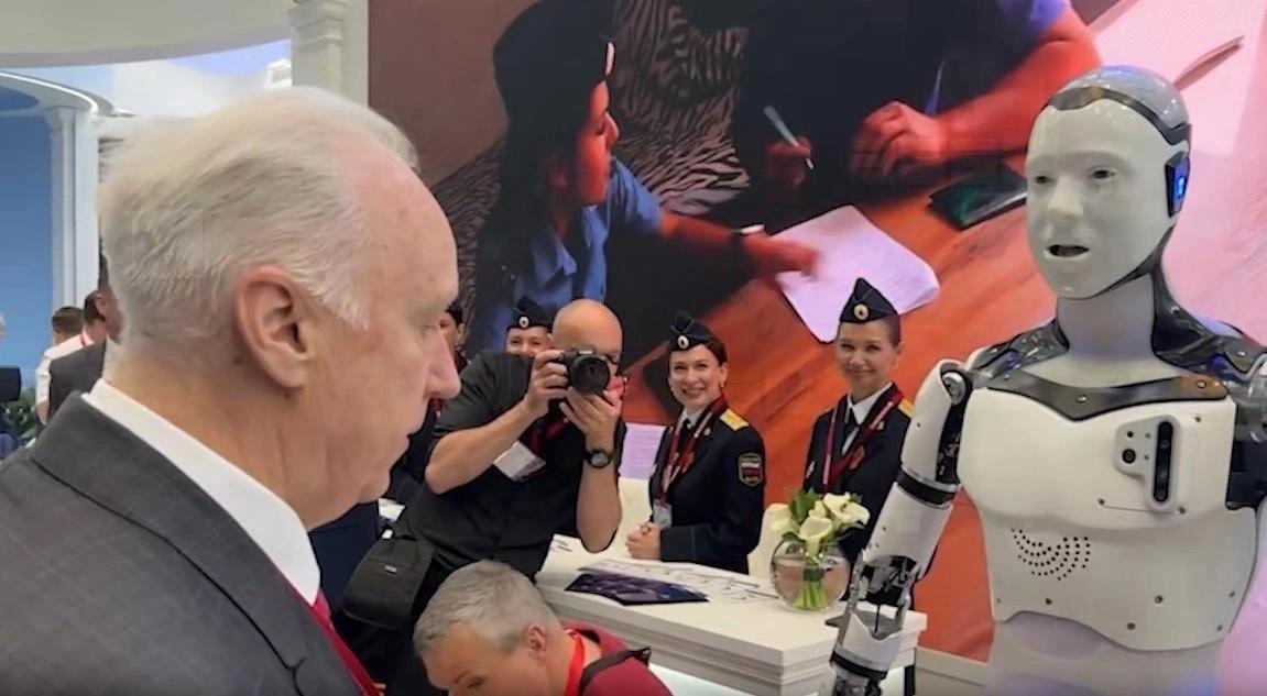   Бастрыкин пытается посадить робота Арди