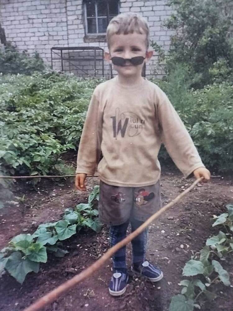 Вот так выглядело моё «садоводство» в детстве — мечта каждого ребёнка (нет). Фото из архива автора