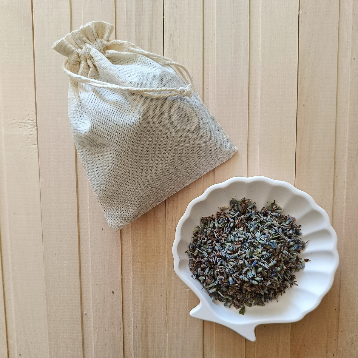 На один мешочек нужно лаванды чуть больше, чем поместится в ладони. 