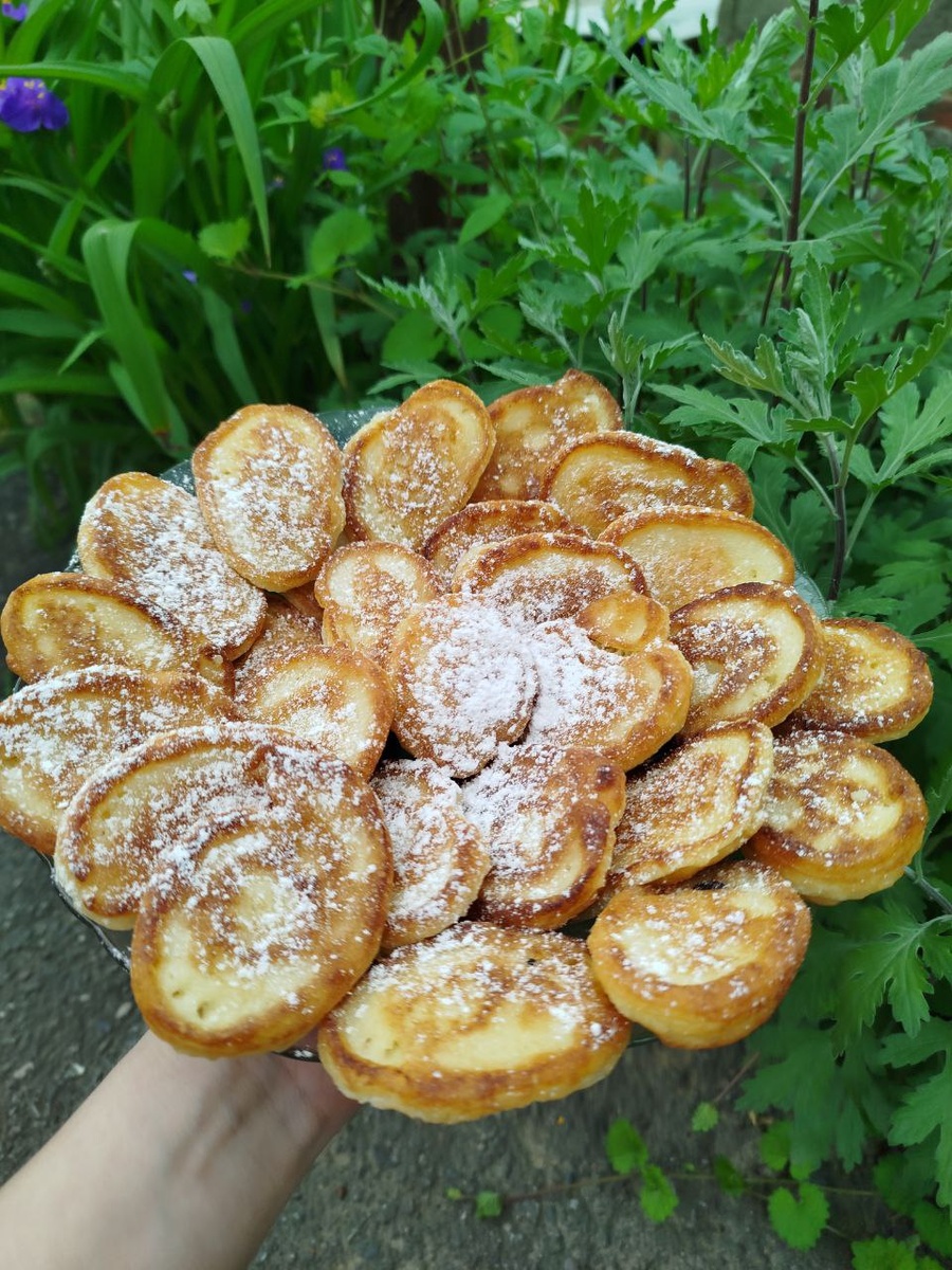 Оладьи - одно из древних традиционных блюд на Руси. Первые упоминания о них можно найти в древнерусских летописях 12–13 веков.В XIX веке в Петербурге оладьями чаще называли блиноподобные изделия, похожие на лепёшку, с начинкой (обычно прослойкой из яблочного пюре, варенья или мармелада). В московской кухне второй половины XIX века под оладьями понимали небольшие, толстые блинцы из сдобного теста, с большим количеством яиц и молока.В древние времена люди считали, что оладьи — символ счастья и изобилия, а также что они могут защитить от несчастий и злых духов.