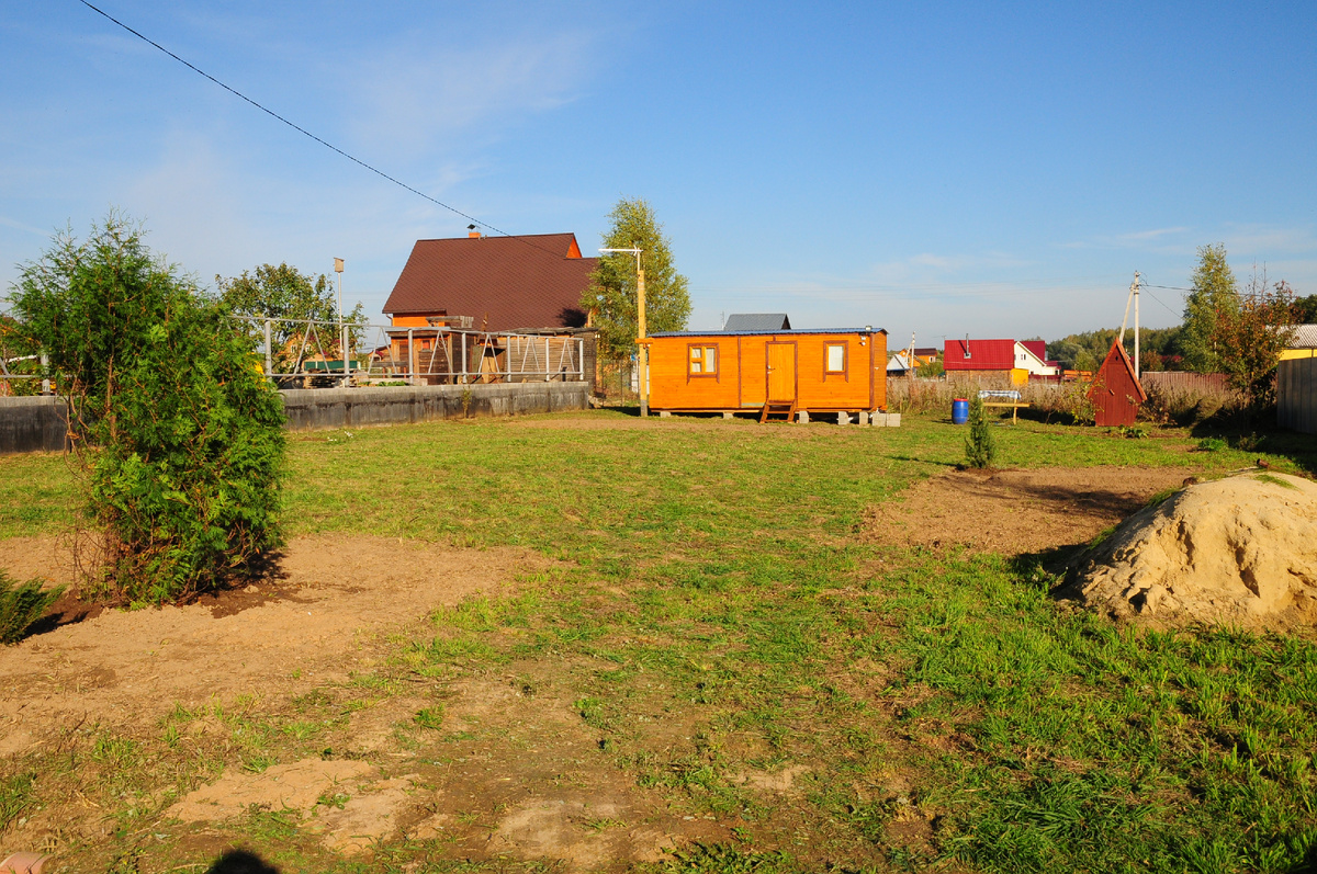 Как видно по фото, на задах, забора еще нет. 