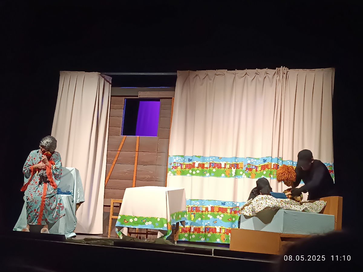 Слева бабушка вспоминает детство и прижимает к груди Петрушку, а справа внук играет на планшете в игру. На людей в чёрном не нужно обращать внимания.