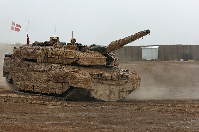 Датский Leopard 2A5DK выезжает с оперативной базы в провинции Гильменд