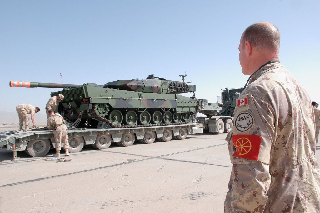 Выгрузка первого Леопарда 2А6М CAN из Ан-124 Руслан в аэропорту Кандагара. 16 августа 2007