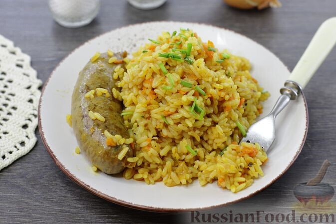 рис, купаты, лук репчатый, морковь, чеснок, травы итальянские сушёные, куркума, паприка молотая, соль, масло растительное, лук зелёный