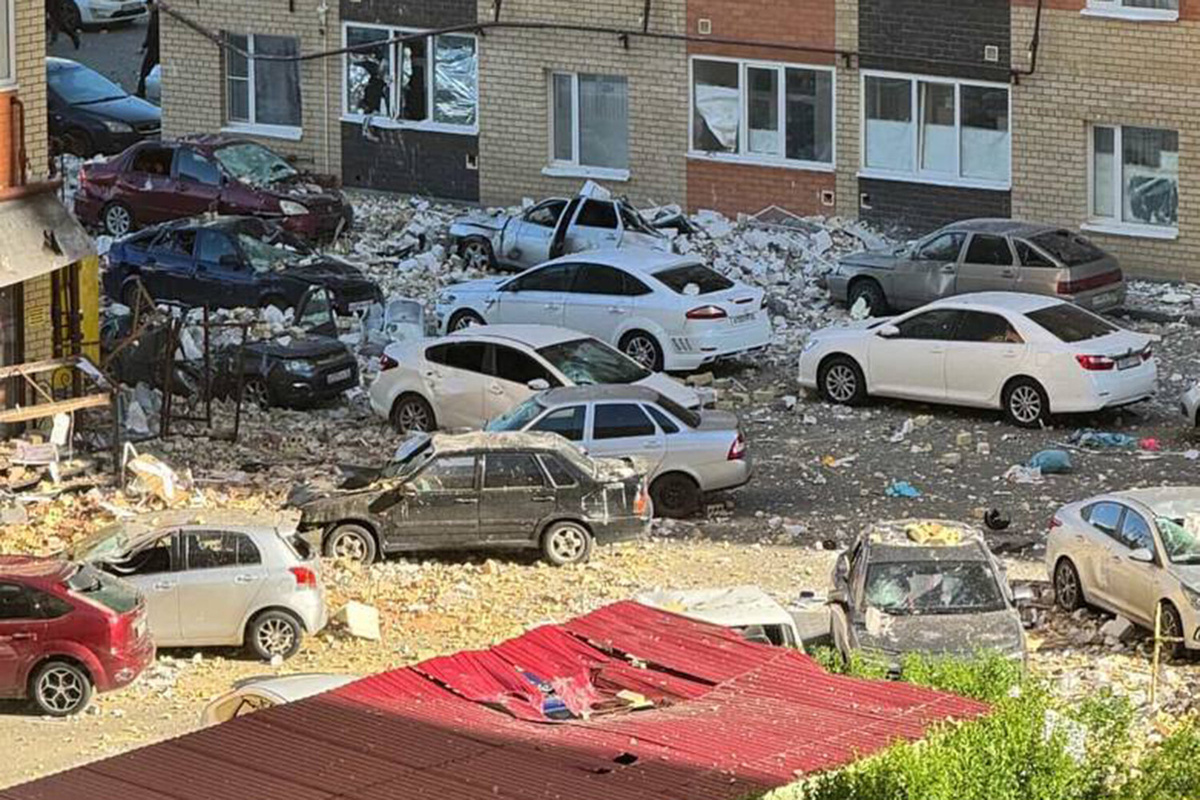 Последствия взрыва в квартире многоэтажного жилого дома на улице Тухачевского в Ставрополе, 21 мая 2025 года ©Telegram-канал "Baza"  📷