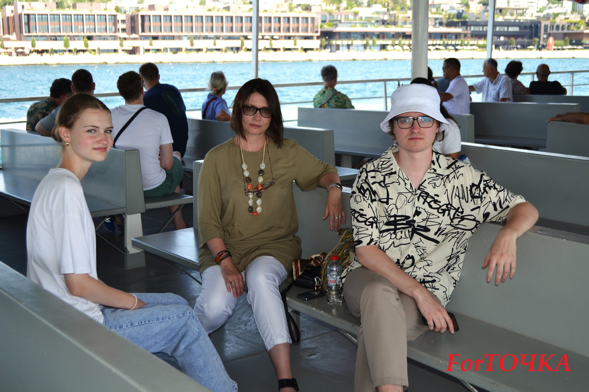 На заднем плане виден Galataport – огромный многофункциональный круизный терминал на другой стороне залива Золотой Рог, где также, бывает, швартуется Astoria Grande