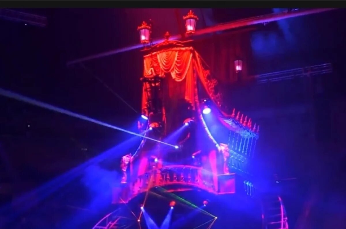    В Волгограде из-за сильного ветра и ливня обрушился купол цирка-шапито