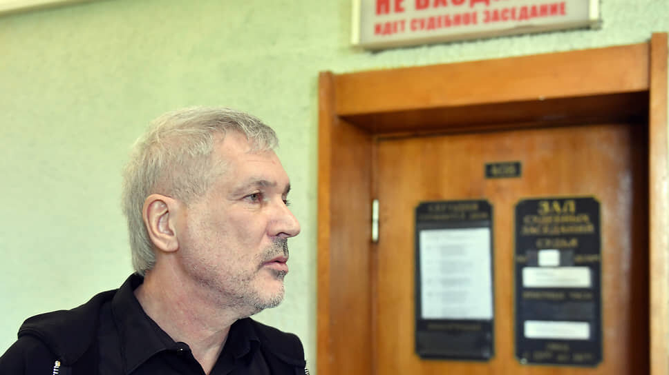 Генеральный директор ООО «Корис Ассистанс СПб» Лев Авербах перед началом судебного заседания в Приморском районном суде.📷Фото: Александр Коряков / Коммерсантъ