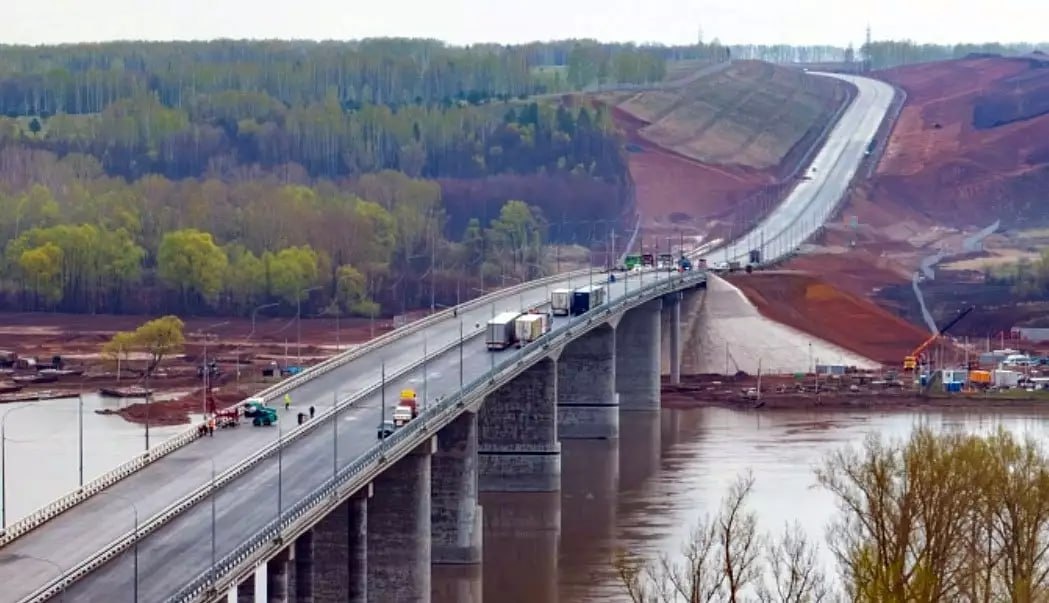 На новом участке магистрали М-12 «Восток» между Казанью и Екатеринбургом завершилось строительство самого масштабного искусственного сооружения — моста через реку Белую в Башкортостане. Длина моста составляет 813 метров, он опирается на 11 конструкций, из которых самые высокие достигают 29 метров.

Мост стал частью участка «Дюртюли — Ачит», реализованного на данный момент на 80%. Ожидается, что этот отрезок откроют в июле 2025 года.
Для проверки прочности сооружения мост тестировали с помощью 12 самосвалов по 35 тонн, а также сдвоенных автопоездов массой до 80 тонн и длиной 32 метра. Все испытания прошли успешно.

После ввода в эксплуатацию участок длиной 275 км соединит три региона — Башкортостан, Пермский край и Свердловскую область. Это звено станет частью будущего международного транспортного коридора «Россия», который должен дотянуться до Владивостока к 2030 году.