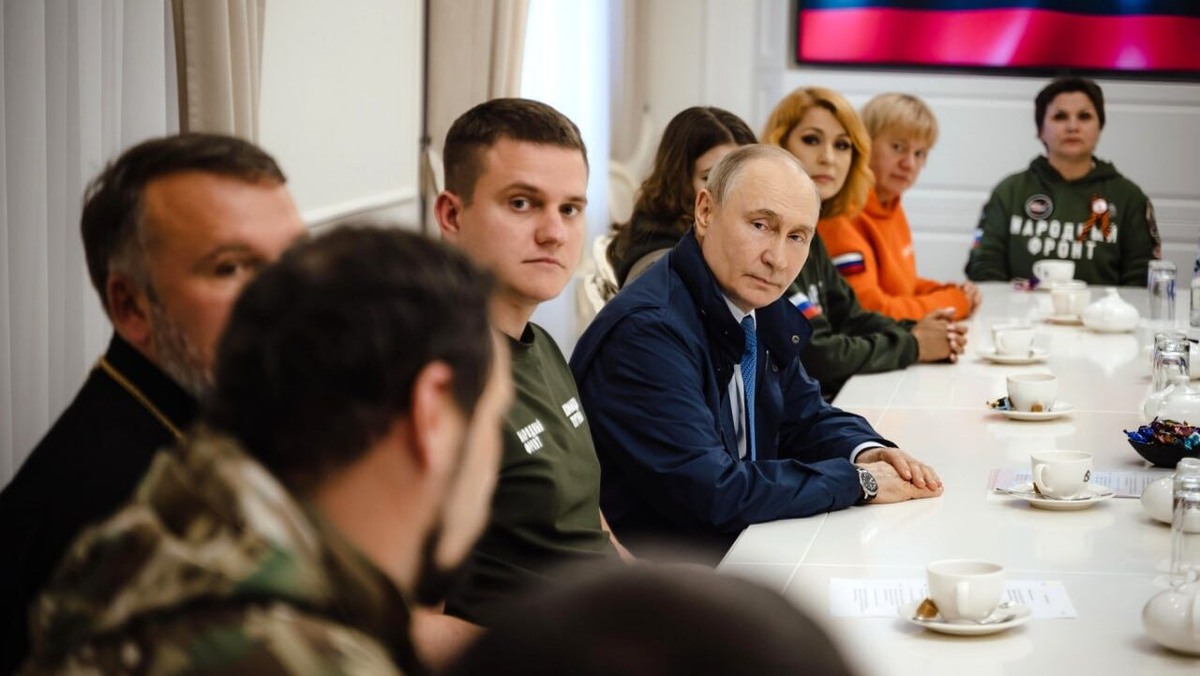    Руководитель регионального штаба #МЫВМЕСТЕ Екатерина Нелепина на заднем плане, в рыжем. Фото: kremlin.ru