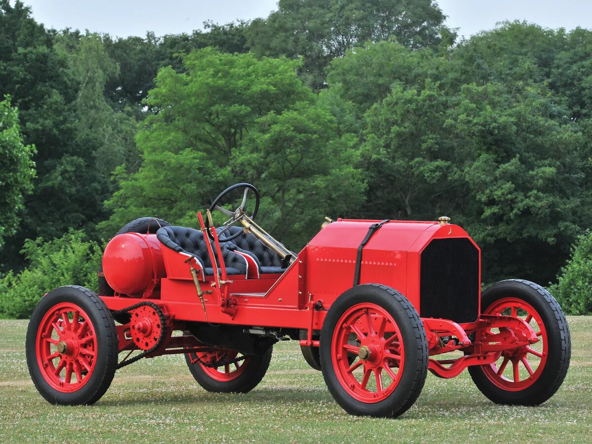 Mercedes Simplex 1903 года с той же мощностью в 60 л.с. был медленнее всего на 2 мили в час.