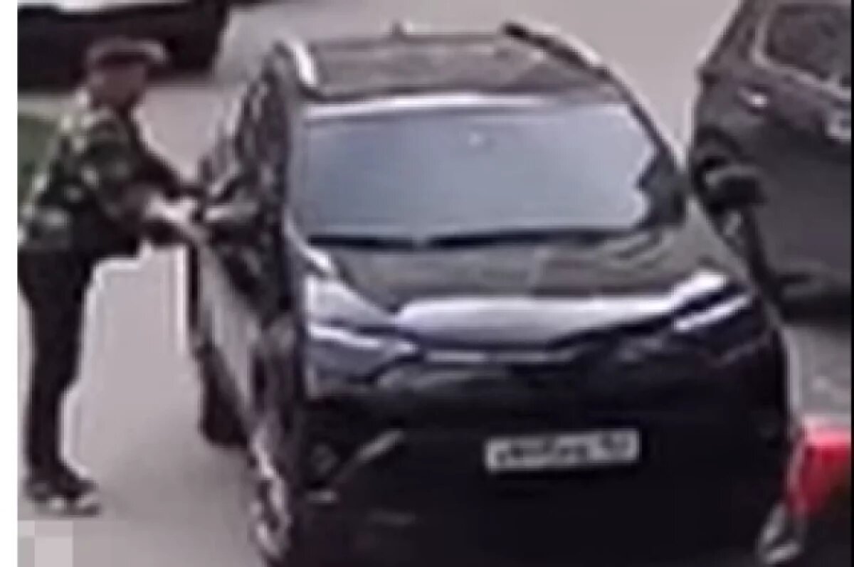    Напал с пистолетом.