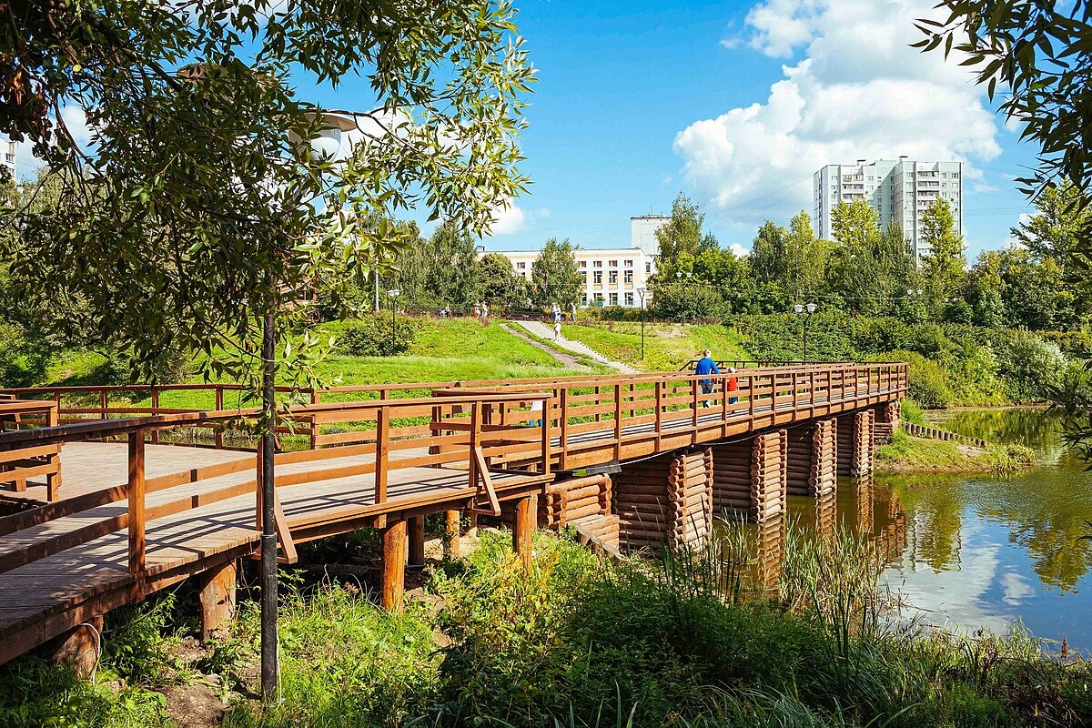 Изначально предполагалась организация пространства, копирующего быт русской деревни XIX века, но в итоге получился обычный парк, правда с отдельными интересными элементами