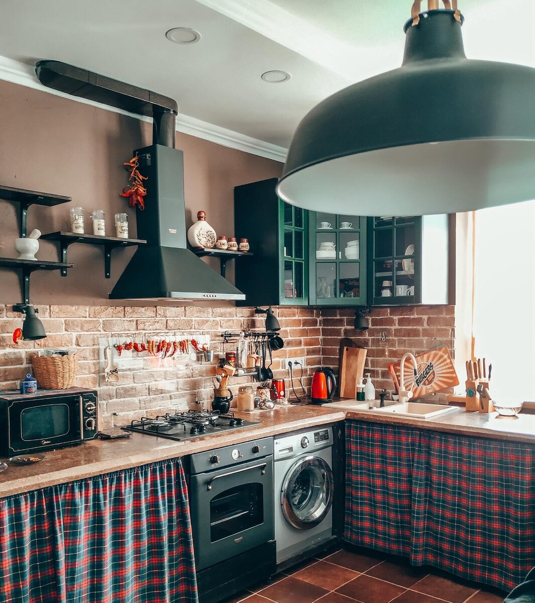 Здесь можно получше разглядеть кухню Екатерины. Получился этакий кантри-стиль. Как вам такое?