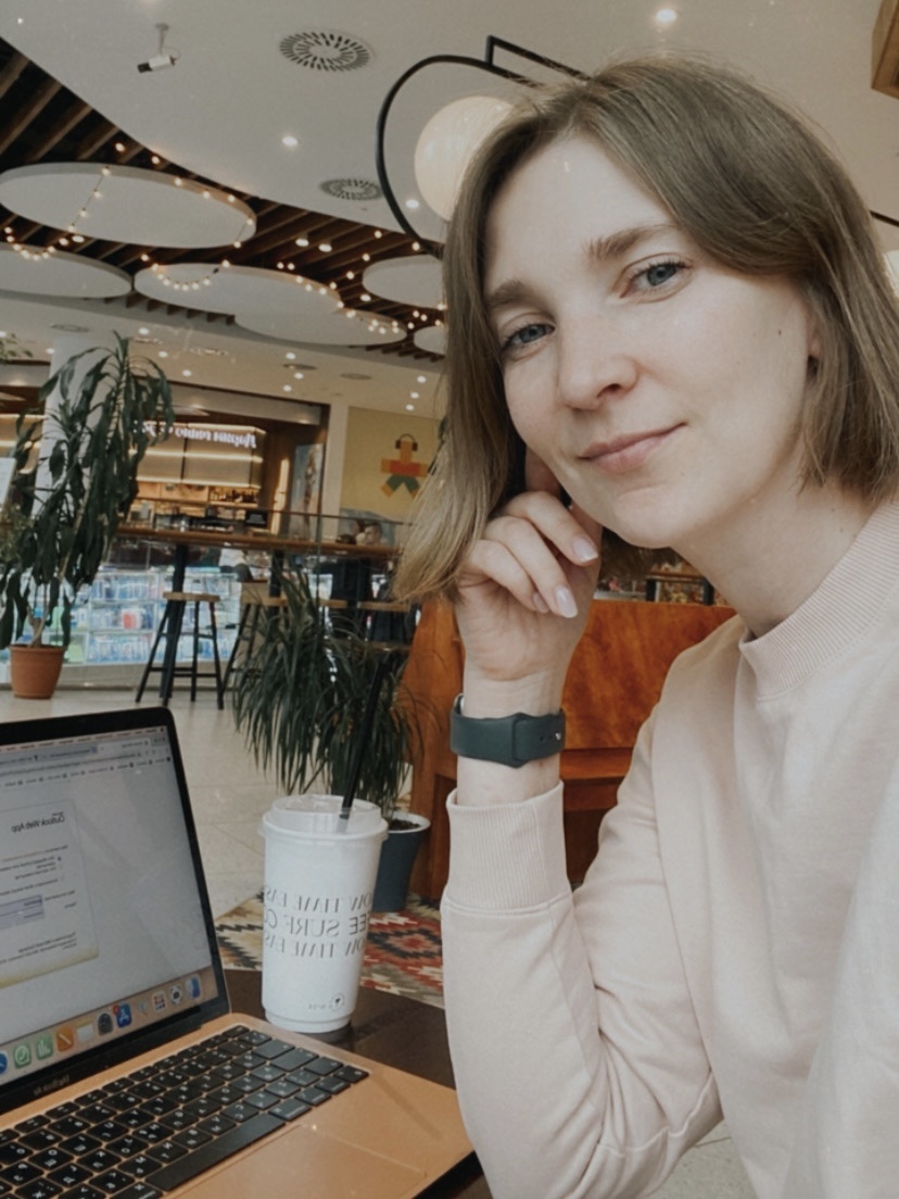 Фотка из кафе, но на деле курс я проходила пока ребёнок спал, прямо рядом с ним.