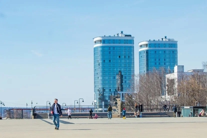    Сломанные лифты в доме ветерана, очередная платная парковка в центре города и ночные дискотеки на улицах: что обсуждают ижевчане в соцсетях 21 мая