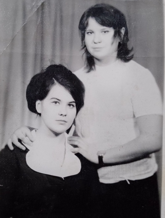 Я с лучшей подругой перед выпускным. 