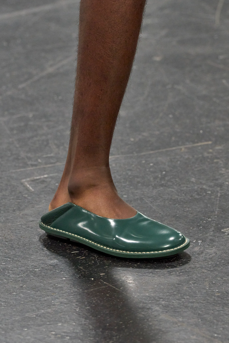    Уличные тапки и плетенки: какую обувь носить летом 2025 (фото 2)