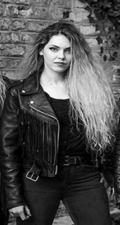 На место ушедшей Фабиолы ("Шины") Белломо в группу Frozen Crown пришла гитаристка сербской рок - группы Jenner, Александра Стаменкович ("Лайонесс")