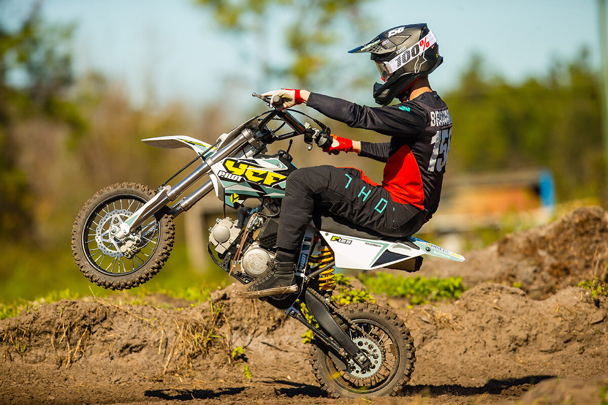 На питбайке