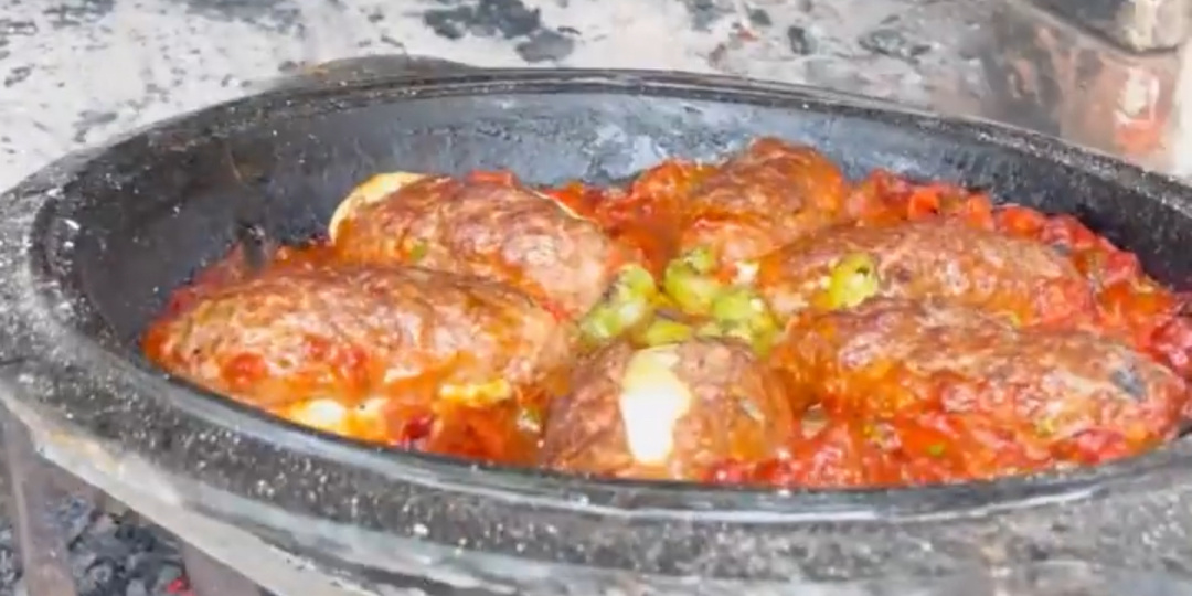 Люля с сулугуни в томатном соусе с домашними лепёшками 🤤