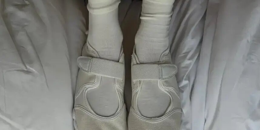    Название происходит от слияния английских терминов sneakers (кроссовки) и ballerinas (балетки).Соцсети @pullya
