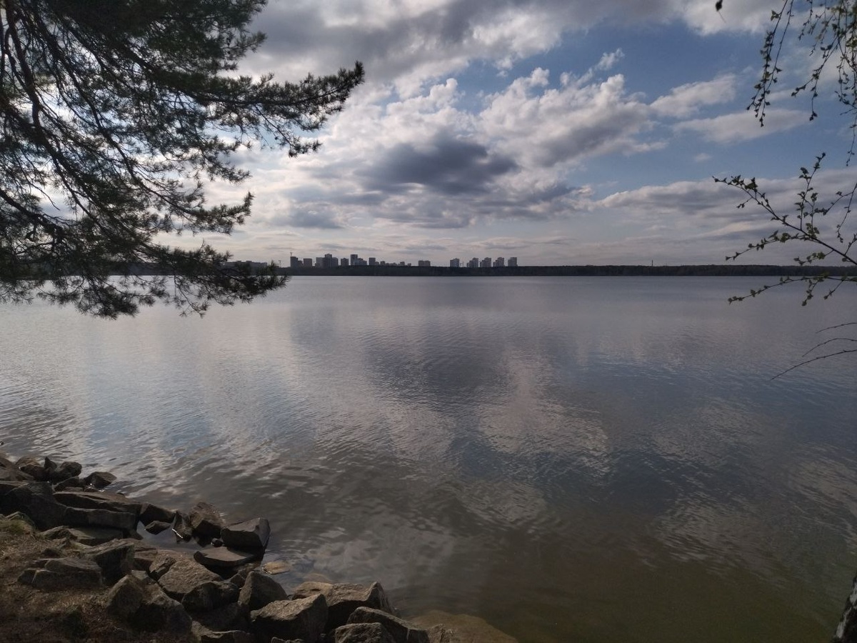 Берег оз. Шарташ, на том берегу жилые дома ЕКБ
