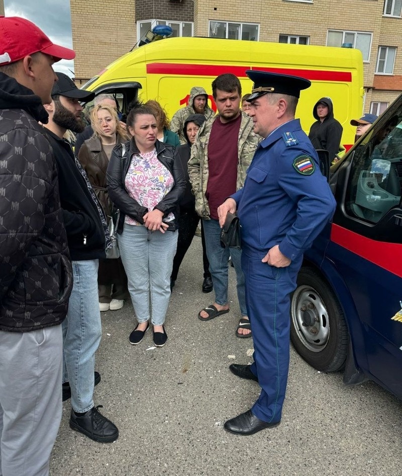    Прокурор Промышленного района города Ставрополя Александр Ряхин встретился с семьями, пострадавшими в результате взрыва Фото: Прокуратура Ставропольского края