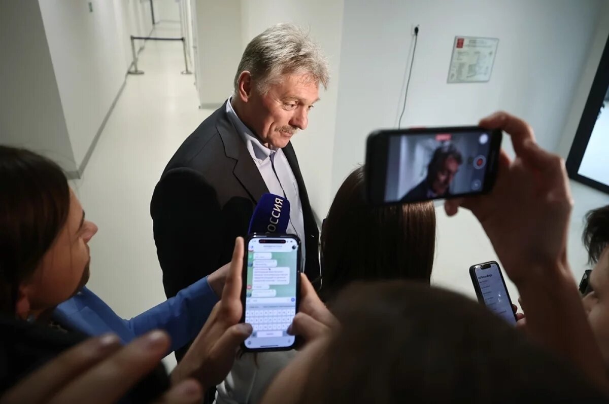    Пресс-секретарь президента РФ Дмитрий Песков выступает перед журналистами