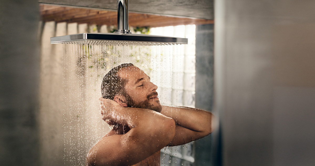 парень принимает душ