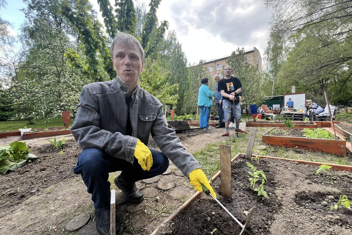 Анатолий впервые попробовал посадить перец. Ольга Гостюхина 