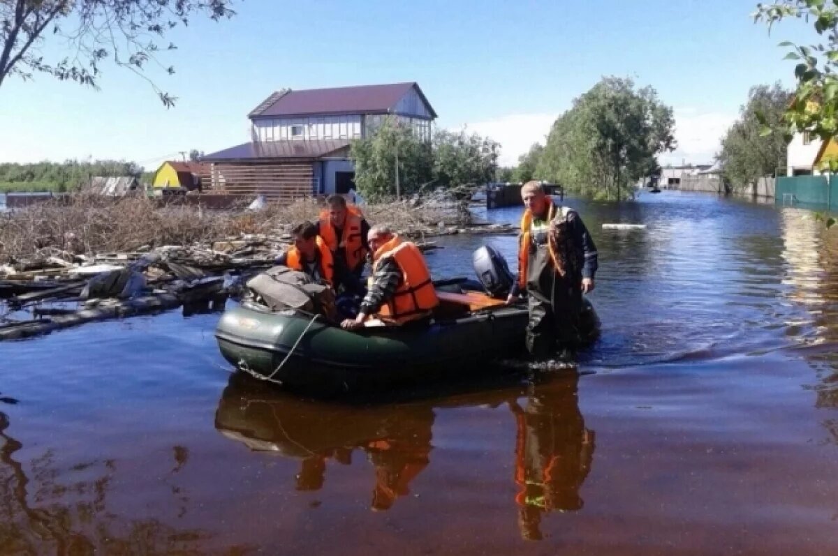    Сотрудники МЧС готовы оказать помощь жителям подтопленных территорий.