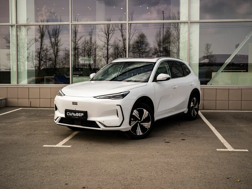 Geely EX5 в автосалоне.