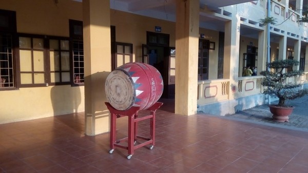 Школа, во дворе которой установлен традиционный вьетнамский барабан Tiếng mõ. Источник: https://pikabu.ru/story/odin_den_uchitelya_vo_vetname_4712914