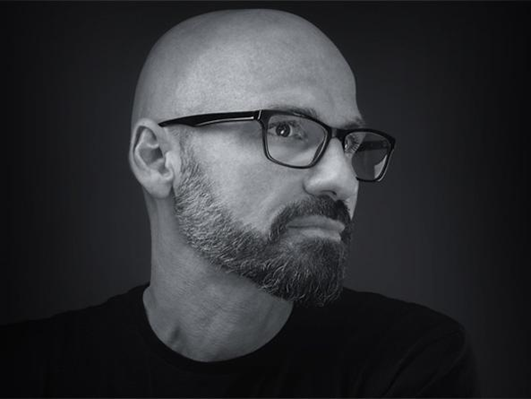 Скульптура, свет и зеркала — кто такой Ханс Коттер