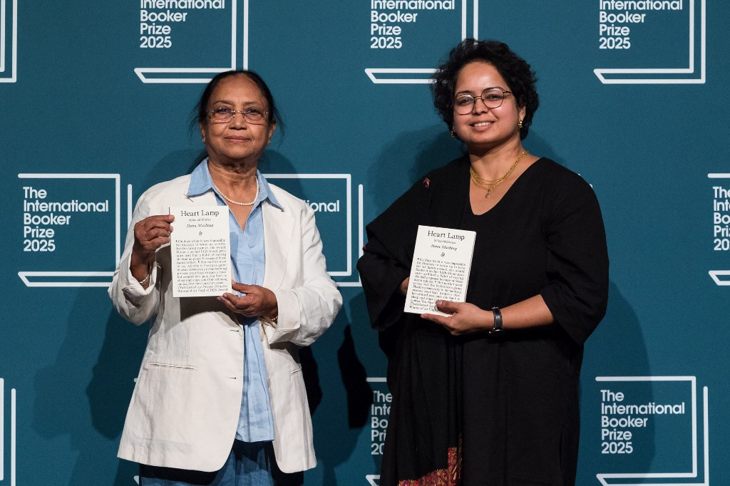 Фото: Бану Муштак и Дипа Бхасти / https://thebookerprizes.com/