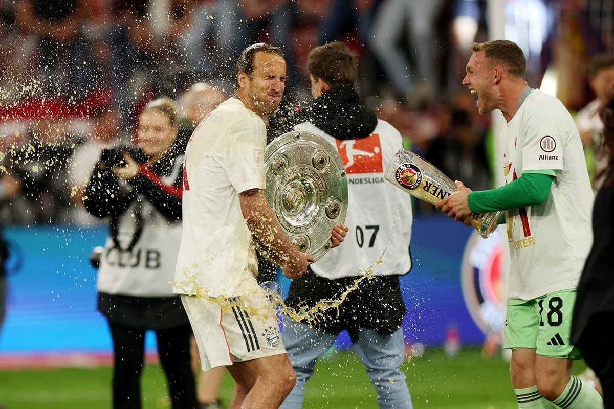 Традиция «Баварии» — отмечать чемпионство на футбольном поле «пивным душем»: пиво выносят в центральный круг, после чего игроки начинают обливать друг друга (Фото Getty images)