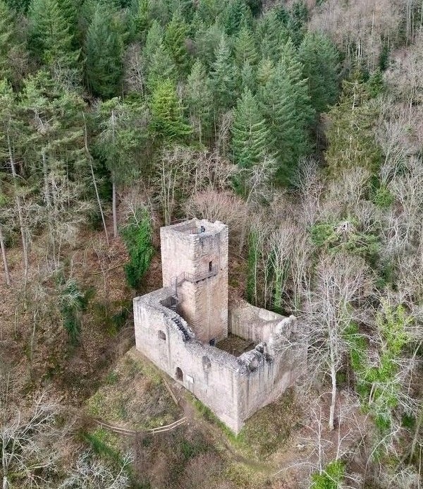 Когда денег нет, но замок очень хочется. 