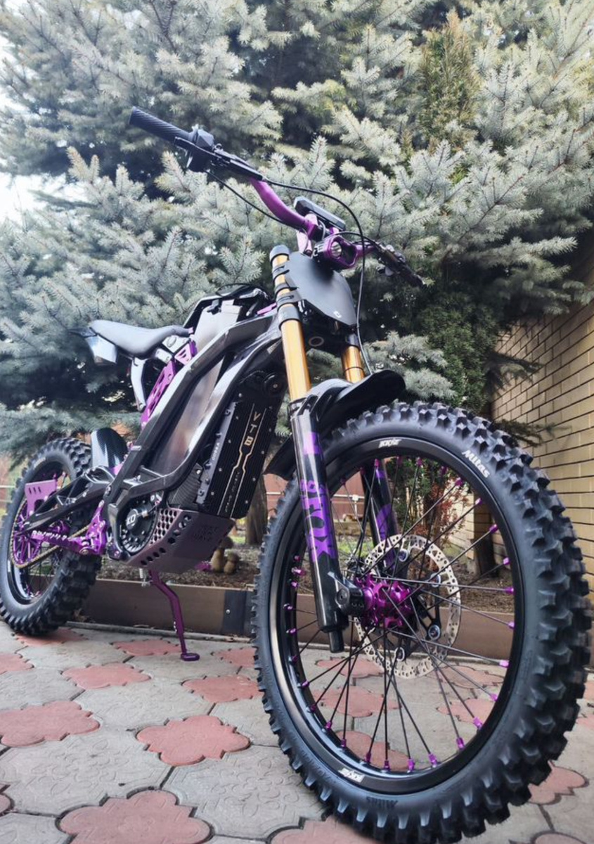 # **Sur-Ron X — не велосипед и не мотоцикл. Что это на самом деле?**

**Этот странный двухколёсный зверь** уже несколько лет будоражит умы любителей экотранспорта. Он слишком мощный для велосипеда, но слишком лёгкий для мотоцикла. Давайте разберёмся, что же скрывает загадочный Sur-Ron X и почему он стал культовым.

### **🔍 Кто ты, загадочный незнакомец?**
Sur-Ron X — это:
- ✅ **Электробайк** нового поколения
- ✅ Гибрид мотоцикла и горного велосипеда
- ✅ 50 кг чистого адреналина
- ✅ Любимец урбанистов 


**Главная фишка:** он одинаково хорош и в городских джунглях, и на лесных тропах. Это как швейцарский нож среди транспорта!

### **🤔 Кому подойдёт?**
- Тем, кто хочет **мощнее велосипеда**, но **компактнее мотоцикла**
- Любителям **тихого, но злого** транспорта
- Экстремалам, ценящим **проходимость и манёвренность**

**P.S.** А вы бы рискнули прокатиться на этом "ни то, ни сё"? Делитесь в комментариях! ⚡

#Электробайк #SurRon #Экотранспорт #Технологии #Адреналин