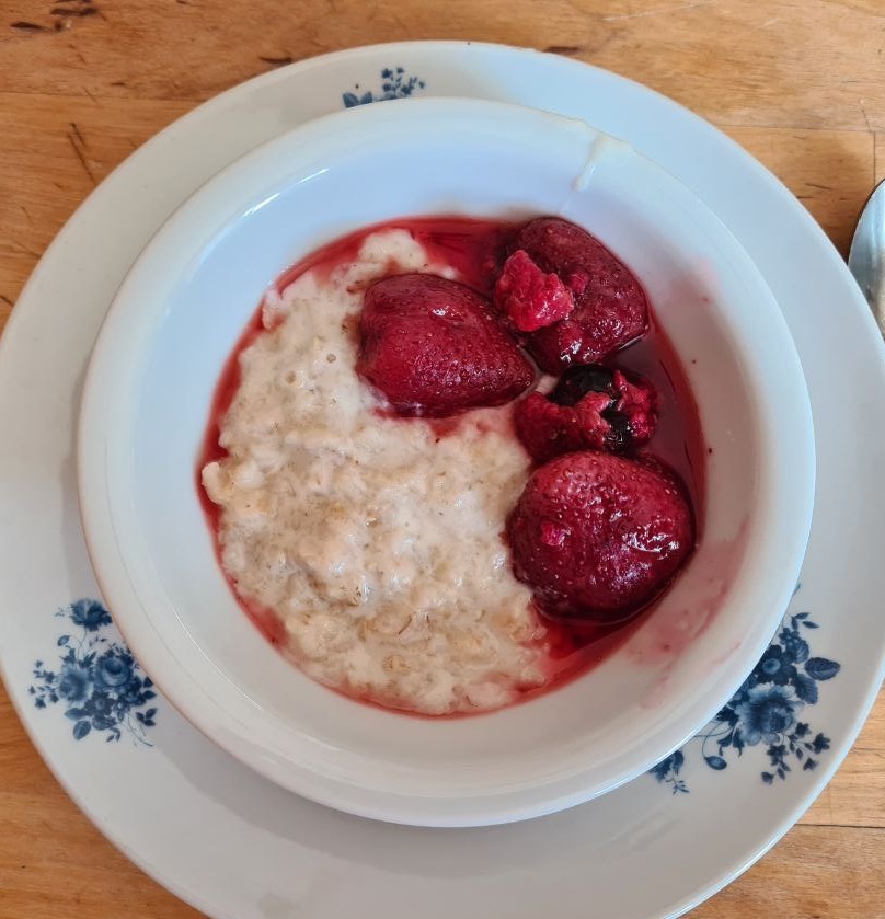 Краешек тарелки немного заляпался овсянкой и ягодным соком, ну, уж не взыщите - что есть, тем и делюсь. На вкусовых достоинствах завтрака это никак не отразилось, поверьте. Фото из личного архива автора.