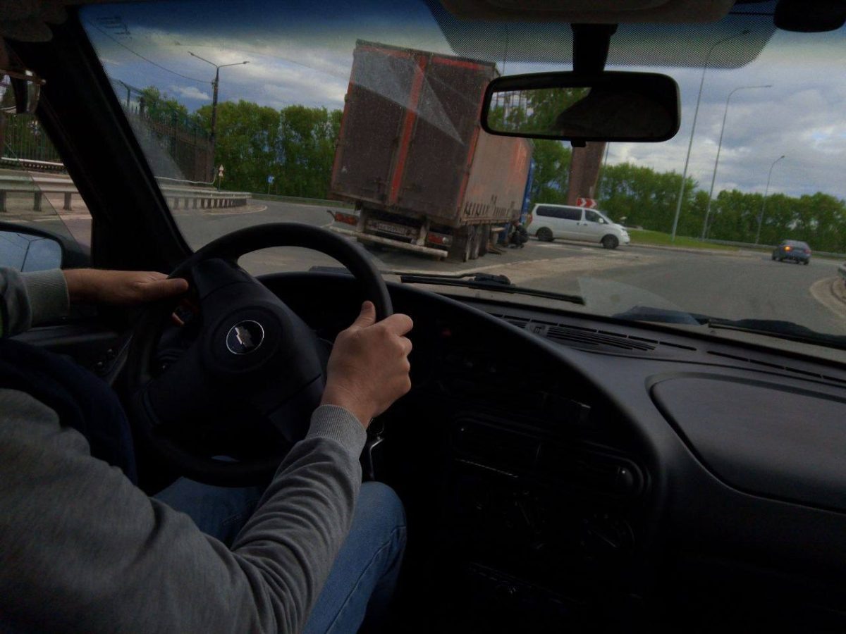    Водители крупногабаритных машин продолжают ездить по аварийному мосту вопреки всем запретам