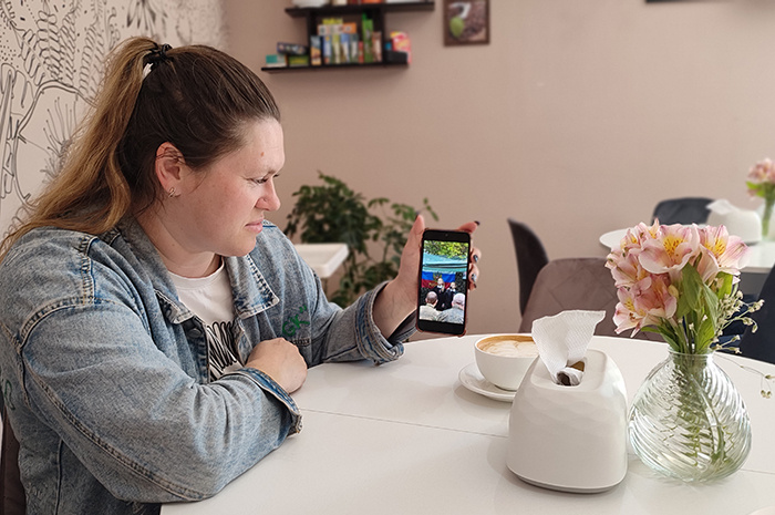 - Муж моей сестры Натальи тоже защищает Родину в зоне спецоперации, - вздыхает Катя. – Он контрактник, два года служит. В следующий раз пообещали к нему с сослуживцами юных певцов привезти! Но с радостью побывали бы с выступлением и в других местах, где не идут бои.