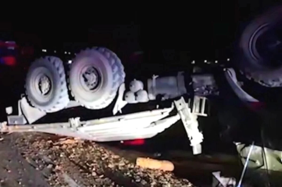    Появились жуткие кадры с места фатального кувырка КамАЗа под Волгоградом