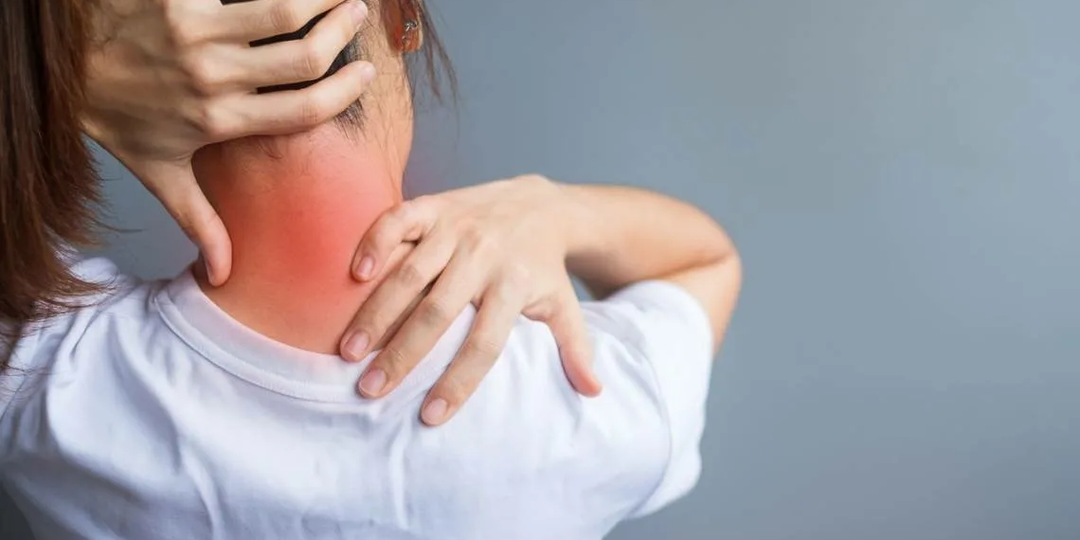 Не могу даже пошевелить головой – врач назвала 4 причины резкой боли в шее и как ее быстро устранить