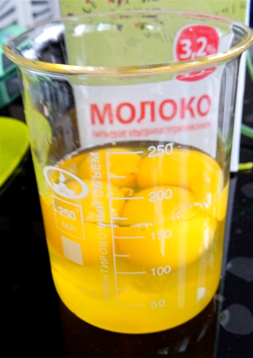 Яйца разбиваем в мерный стаканчик 