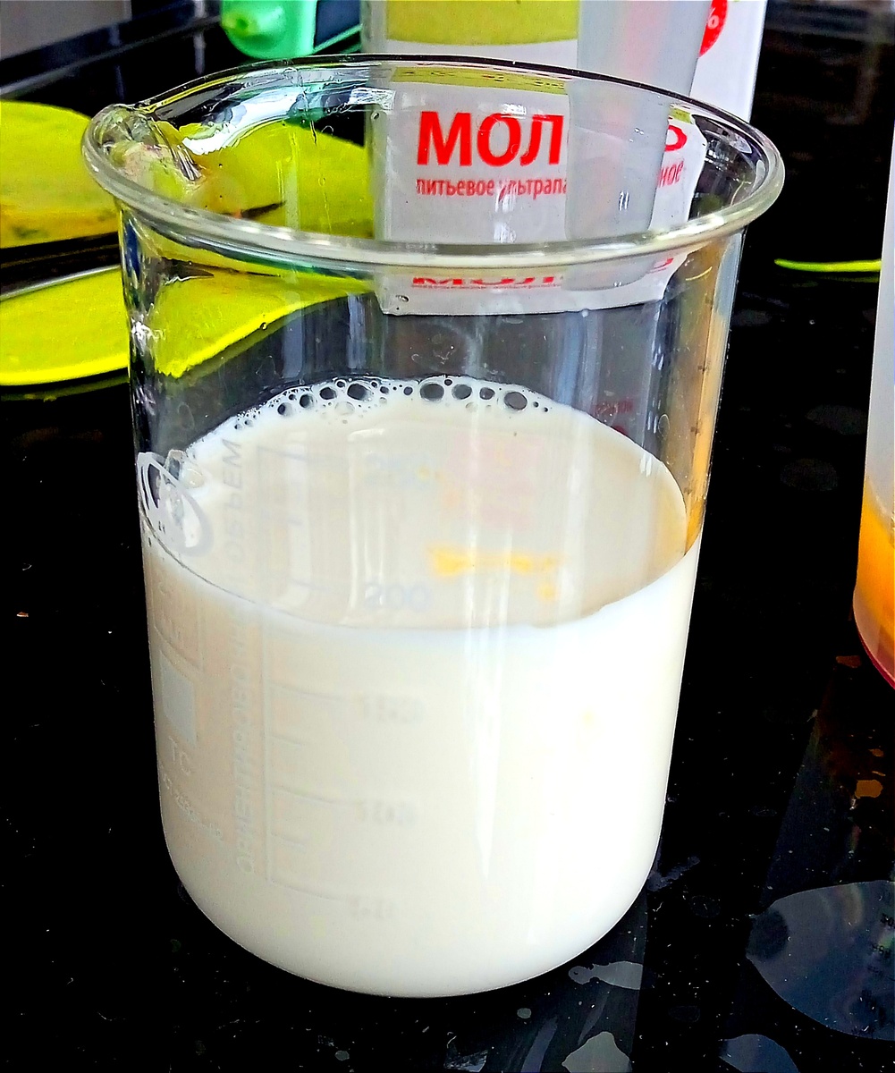 Молока добавляем столько же 